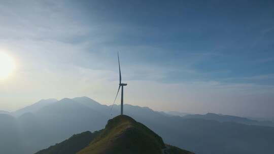 山顶风车与远山风景