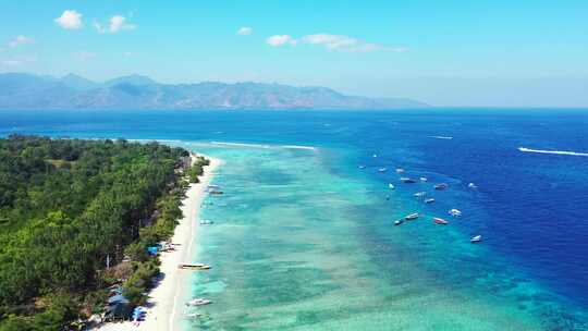 热带海滩的和平风景，白沙被平静的绿松石泻湖冲刷