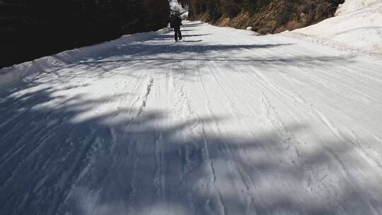 低角度拍摄的滑雪者