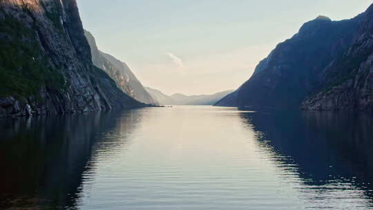 多莉射门，在挪威的Lysefjord上空