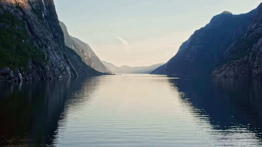 多莉射门，在挪威的Lysefjord上空视频素材模板下载