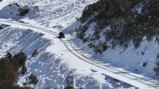 航拍雪后公路行车