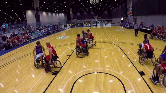 残疾人参加轮椅篮球比赛
