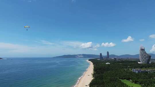 航拍三亚海棠湾蓝天白云动力伞直升机海岸线