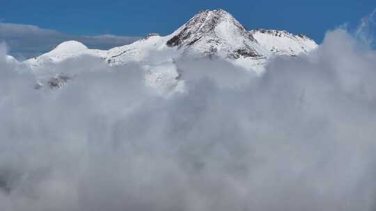 3倍航拍子梅垭口峡谷反向雪山云海穿云主峰