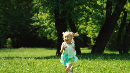 女孩在公园里奔跑玩耍