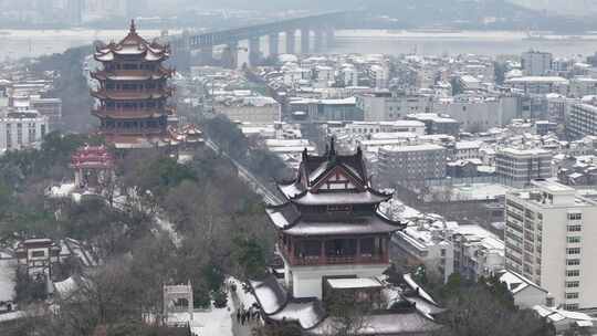 武汉航拍黄鹤楼古建筑雪景下雪红楼长江大桥