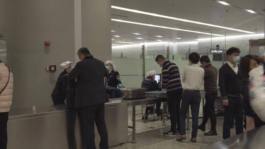 上海虹桥国际机场登机牌安检过程实拍视频素材模板下载