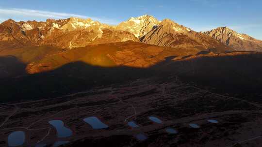 航拍玉龙雪山日照金山的日出