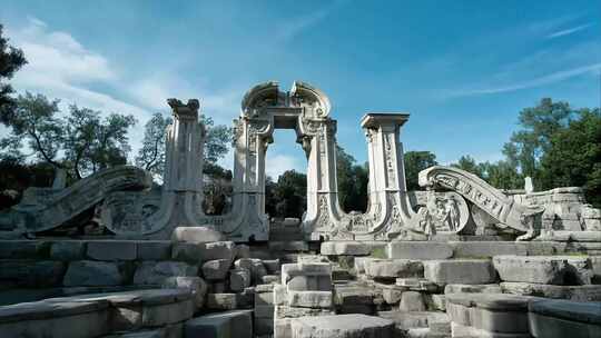 圆明园遗址公园风貌残垣断壁下的遗迹