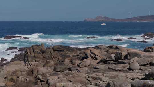 西班牙穆西亚海滩岩石海岸的海浪撞击。慢动