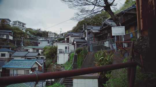 日本和歌山赛卡崎渔港和村庄的传统房屋。静