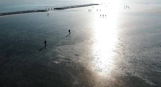 冬季人群玩耍湖面滑冰航拍