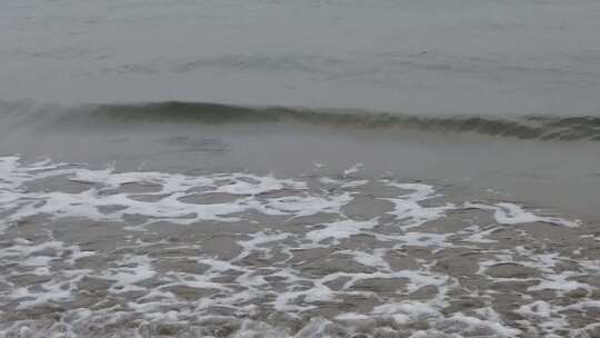 温柔的海浪拍打着海岸