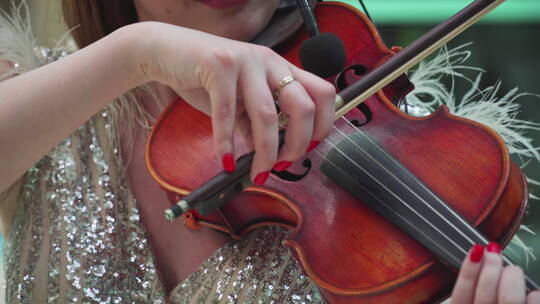 女人熟练地拉小提琴视频素材模板下载