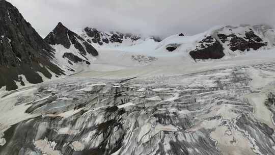 航拍川西沙鲁里山脉加拉本森雪山冰川风光