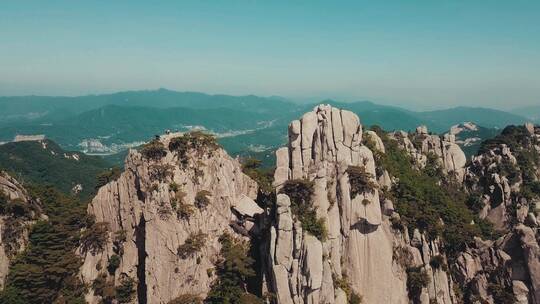 无人机从山顶俯瞰山川风景