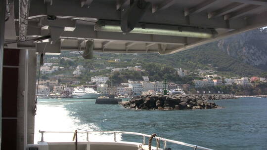 轮船驶离海岛视频素材模板下载