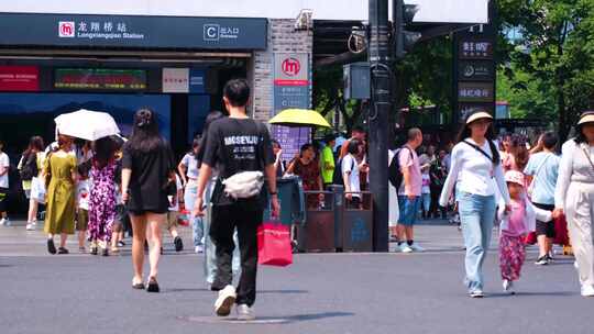 城市夏天暑假酷暑高温炎热街道人群人流汽车