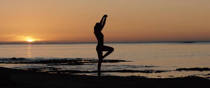 海边练习瑜伽的女人