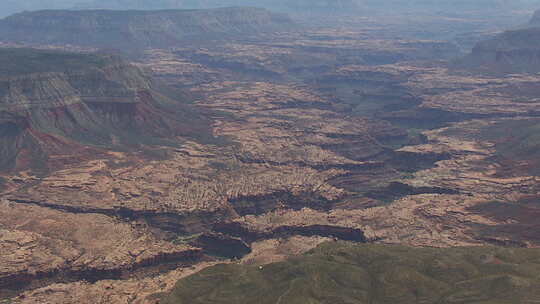 白天在Grand Cayon National Park上空慢速飞行时缩小