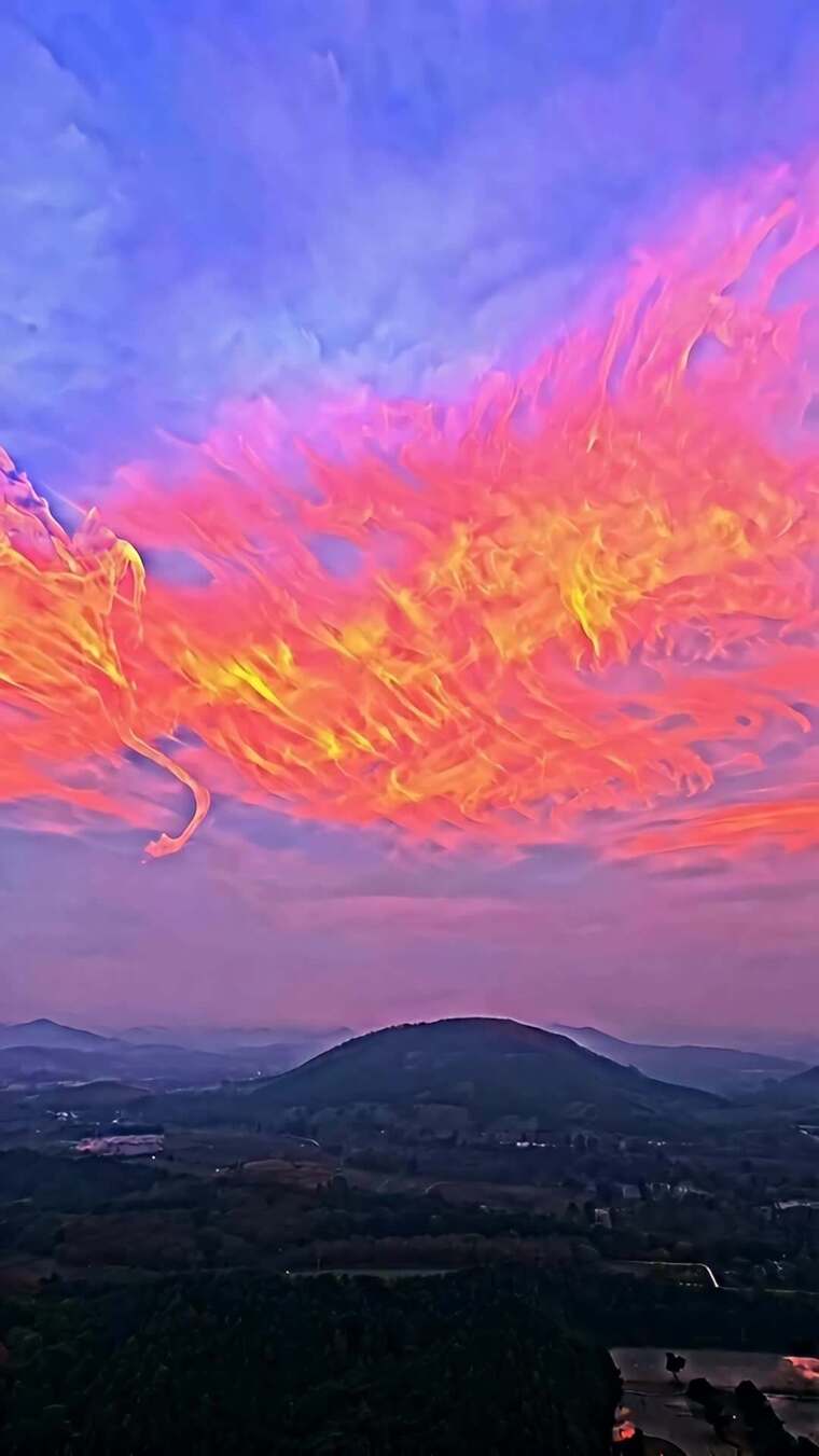 绚丽晚霞下的山峦风光