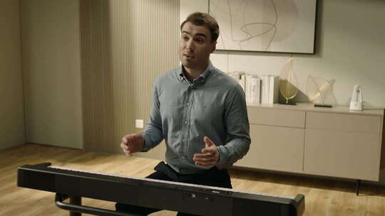 男子室内讲解电子琴相关素材