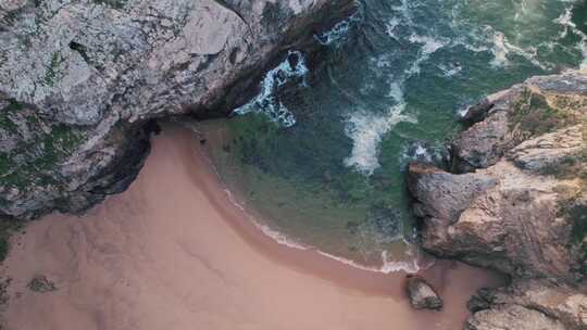 葡萄牙Cabo da Roca岩石间隐藏