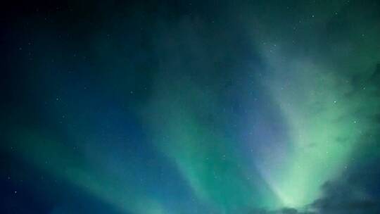 夜空中蓝色和绿色的北极光