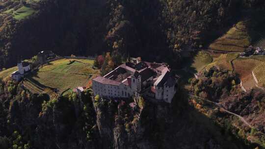 阳光明媚的下午，令人惊叹的萨本修道院位于令人惊叹的意大利阿尔卑斯山山谷