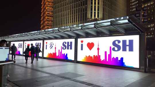 上海人行天桥上的广告牌视频素材模板下载