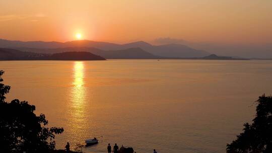 夕阳下的湖面