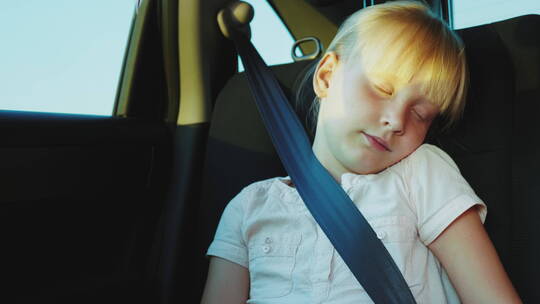 女孩在后车座打瞌睡