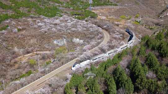 北京昌平山间铁轨列车穿行春色多组镜头