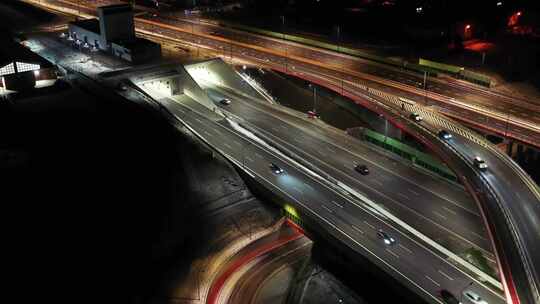 无人驾驶飞机拍摄了高速公路上的夜间交通，