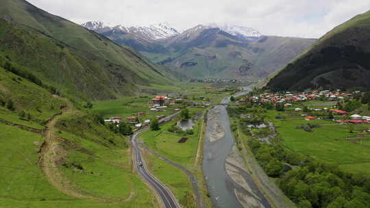 高加索山脉一条公路的宽无人机照片，远处是