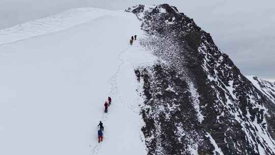 航拍攀登四川岷山山脉雪宝顶雪山的登山队