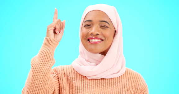 快乐的穆斯林、女人和指指点点的肖像，带有