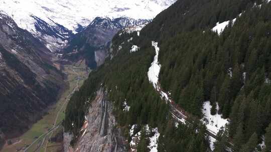 常绿森林和陡峭的瑞士山边之间的铁路视频素材模板下载