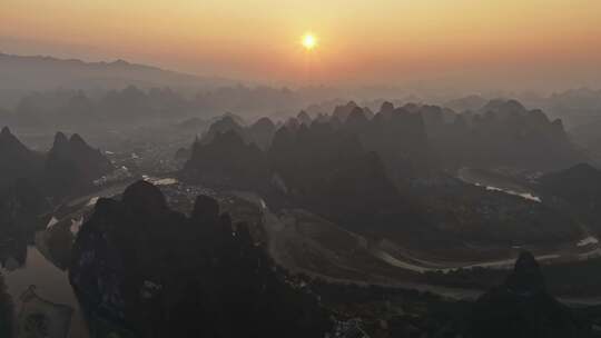 日出时分的壮丽山脉全景