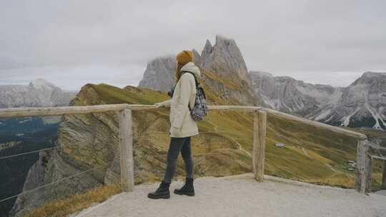 美丽的女人旅行者站在塞科达山国家公园的观