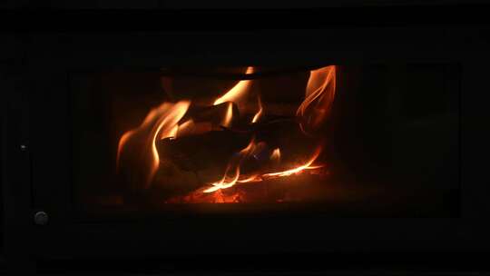 冬天室内取暖壁炉柴火木炭火焰视频素材模板下载