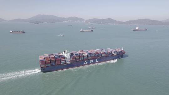 航拍香港辽阔海面巨大货运轮船集装箱