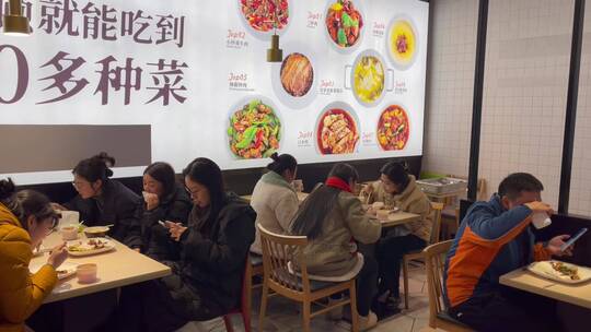 食堂餐厅自助餐吃饭的人视频素材模板下载