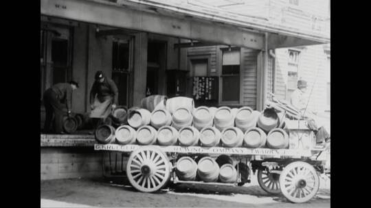 1933年一个工人用马车运输生产好的啤酒视频素材模板下载