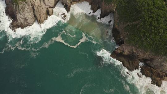 小海湾里的海浪