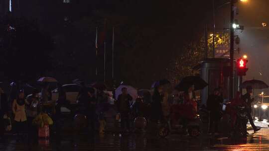 杭州雨天夜景