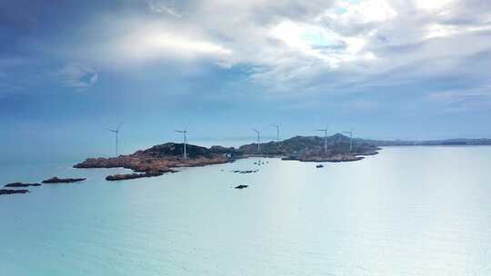泉州惠安崇武镇 海中的岛屿 海边风力发电