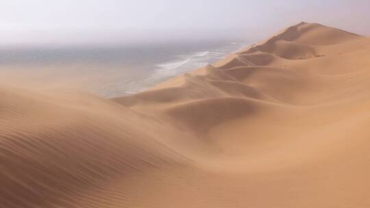 大风吹过纳米比亚骷髅海岸的沙丘