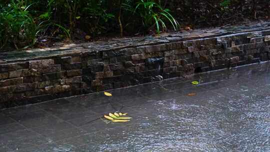 城市马路道路下雨天雨水雨滴大自然风景风光